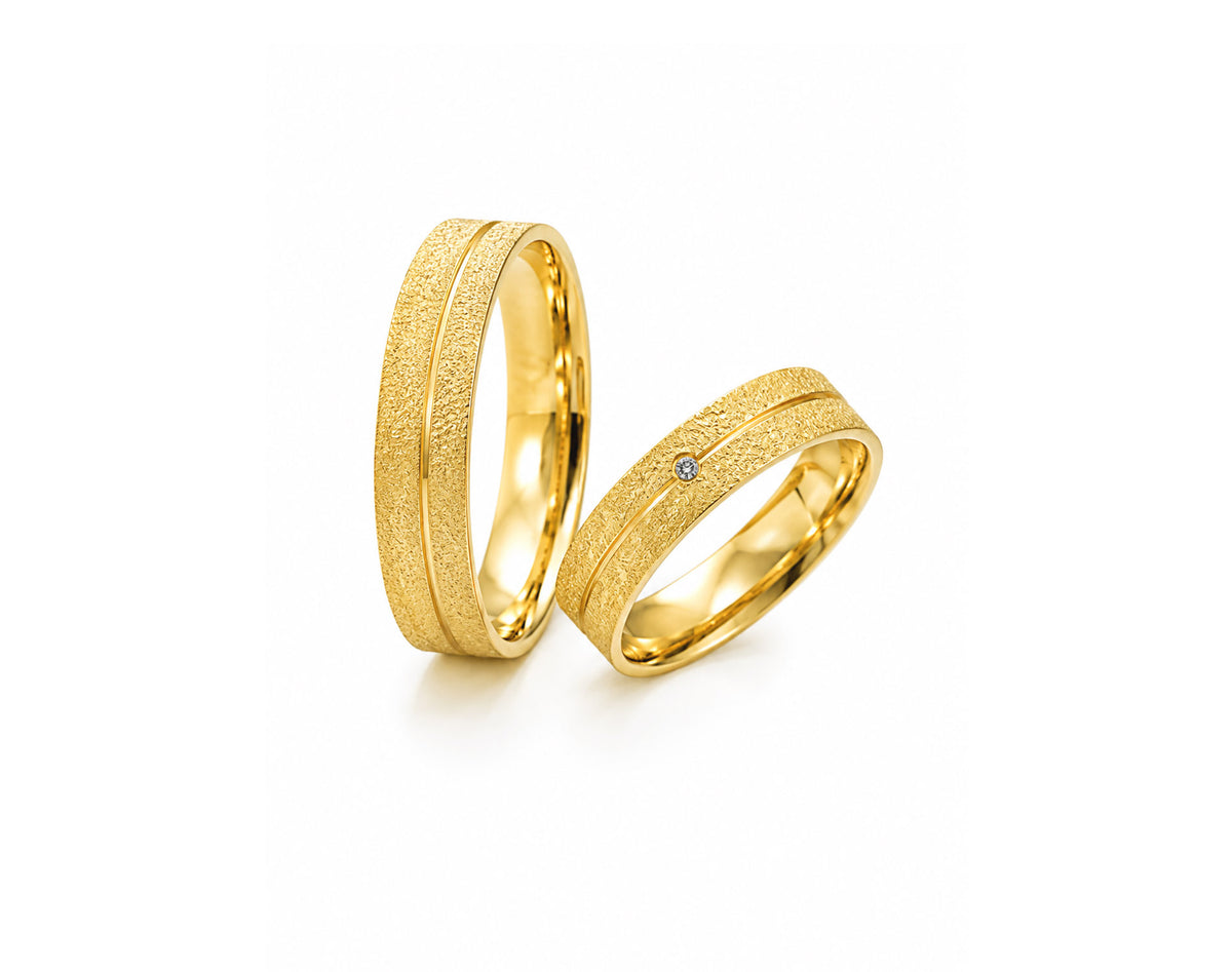 Aliança em Ouro 18K Perfil Reto com Friso, Textura e Zircônia 5mm