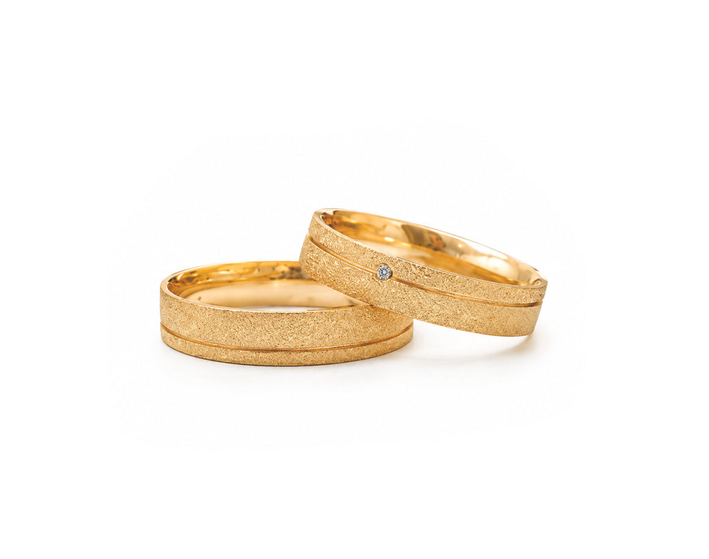 Aliança em Ouro 18K Perfil Reto com Friso, Textura e Zircônia 5mm