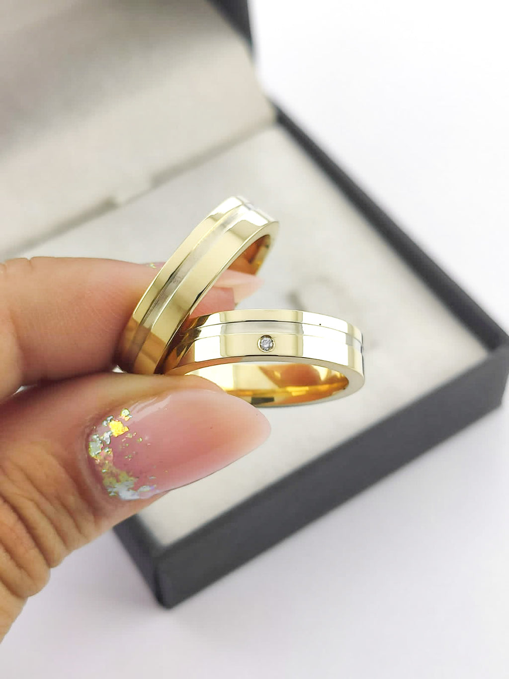Aliança em Ouro 18k Reto com Frisos 5mm com 1 Brilhante