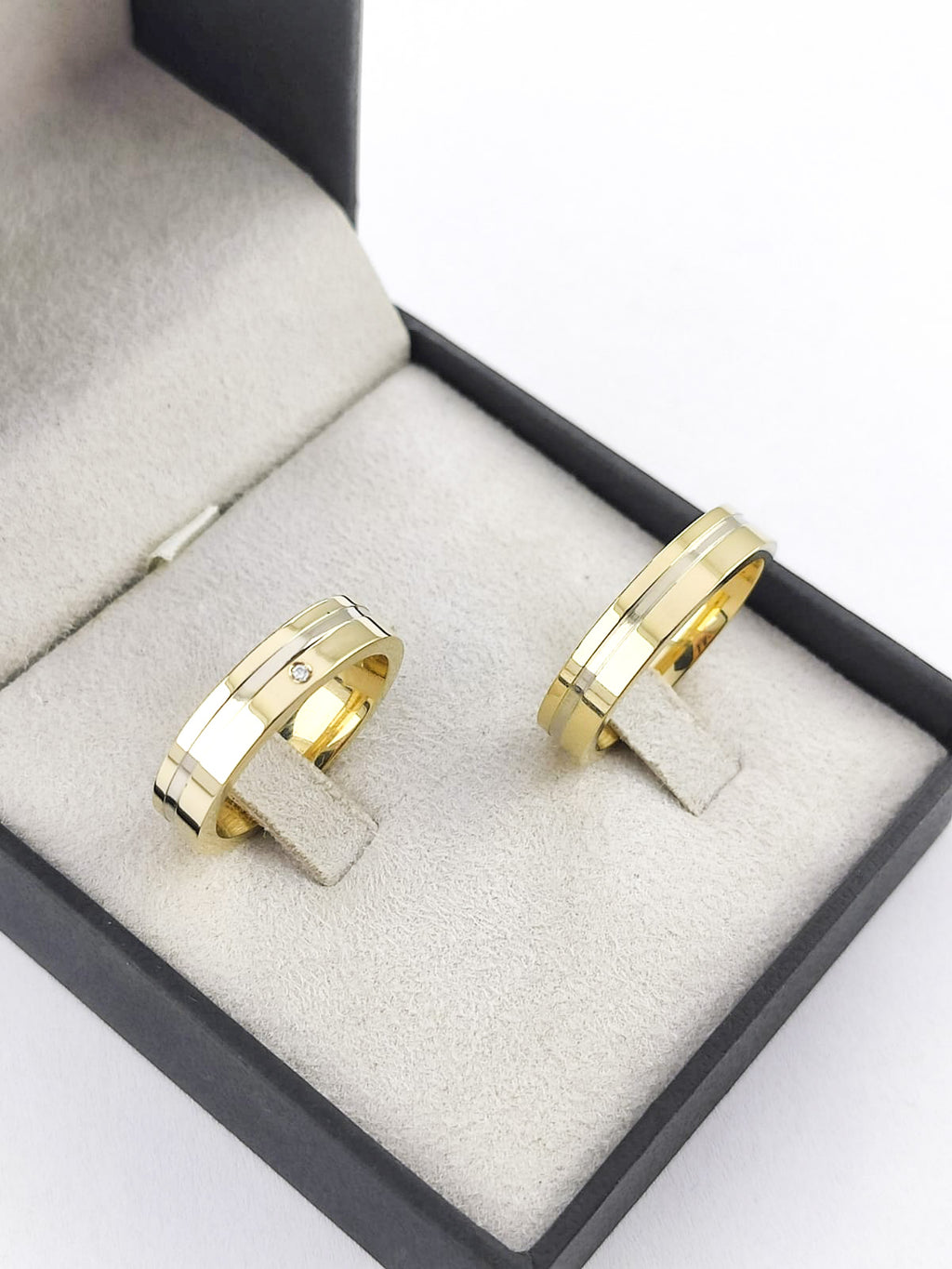 Aliança em Ouro 18k Reto com Frisos 5mm com 1 Brilhante