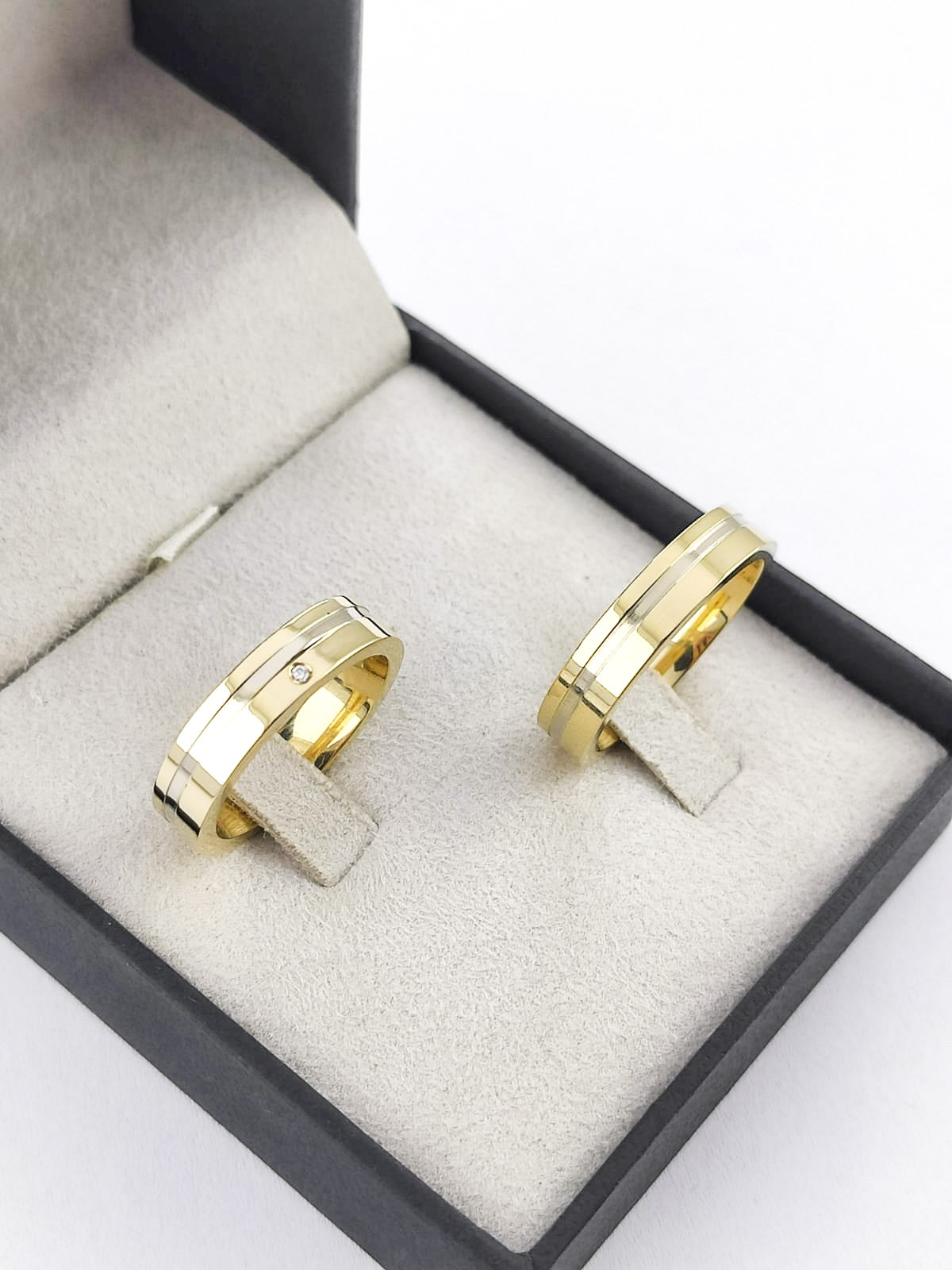 Aliança em Ouro 18k Reto com Frisos 5mm com 1 Brilhante