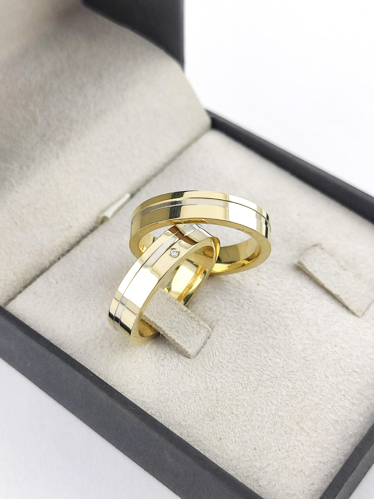 Aliança em Ouro 18k Reto com Frisos 5mm com 1 Brilhante