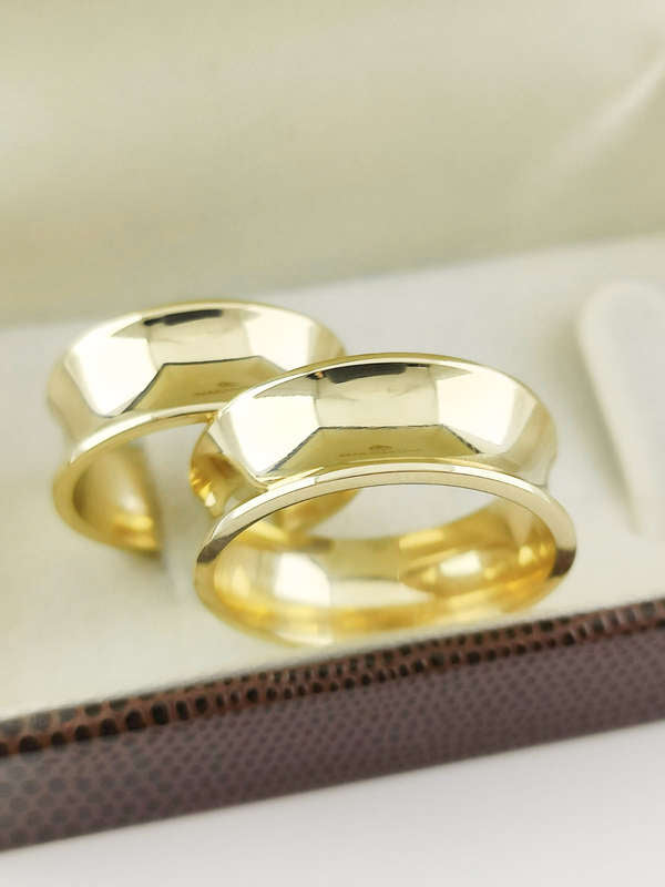 Aliança em Ouro 18k Côncavo Facetado 8mm