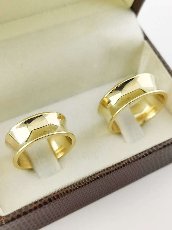 Aliança em Ouro 18k Côncavo Facetado 8mm