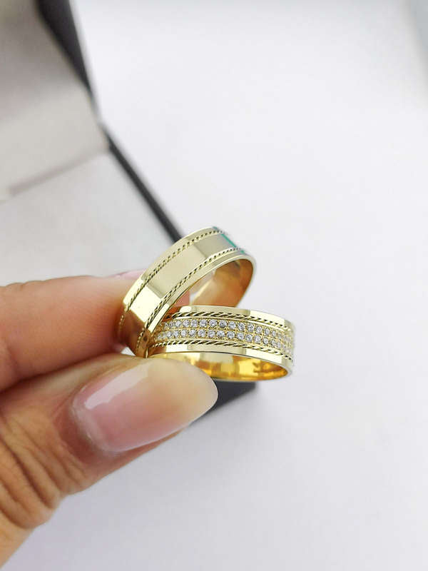Aliança em Ouro 18k Reto com Frisos 6mm com 100 Brilhantes