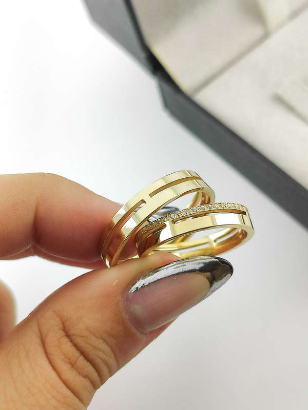 Aliança em Ouro 18k Reto com Frisos 4mm com 45 Brilhantes