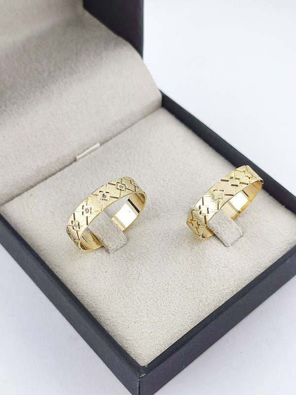 Aliança em Ouro 18k Reto Texturizado 5mm com 13 Brilhantes