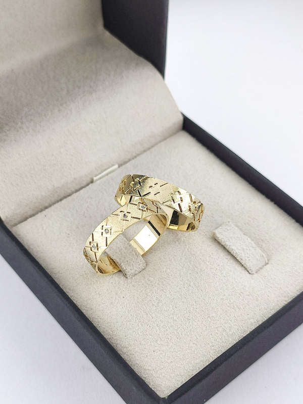 Aliança em Ouro 18k Reto Texturizado 5mm com 13 Brilhantes
