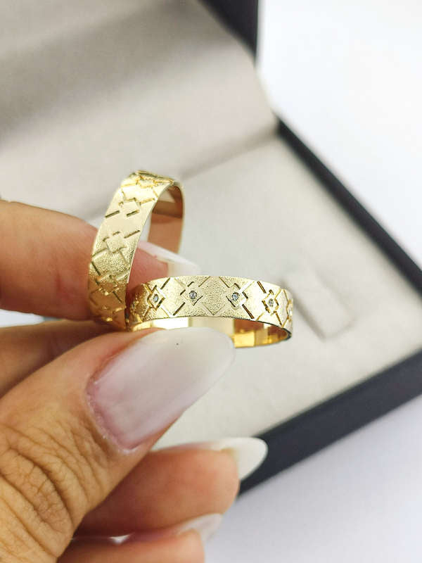 Aliança em Ouro 18k Reto Texturizado 5mm com 13 Brilhantes