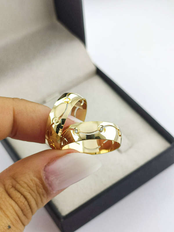 Aliança em Ouro 18k Abaulado Facetado 6mm com 8 Brilhantes