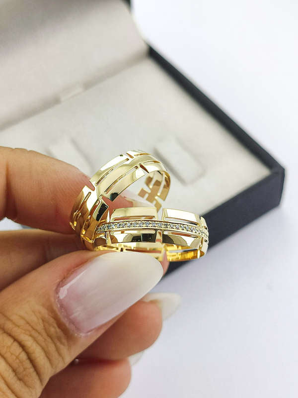 Aliança em Ouro 18k Abaulado com Frisos 5mm com 33 Brilhantes