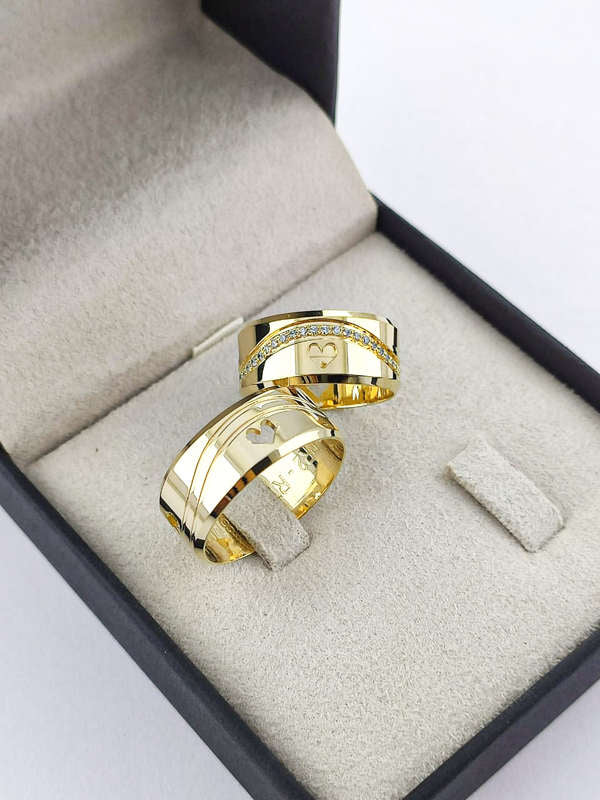 Aliança em Ouro 18k Reto com Frisos 5mm com 40 Brilhantes