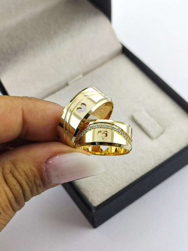 Aliança em Ouro 18k Reto com Frisos 5mm com 40 Brilhantes