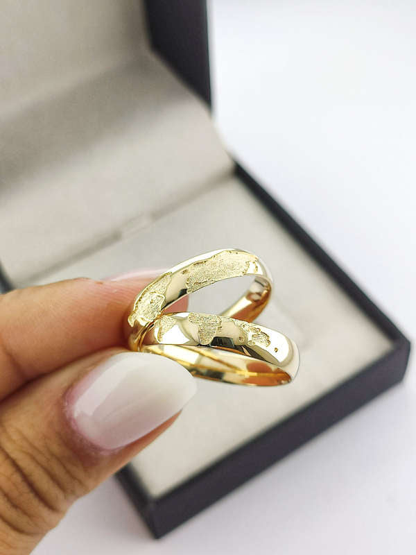 Aliança em Ouro 18k Abaulado Texturizado 4mm