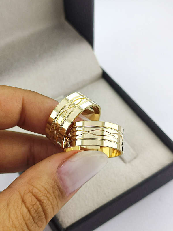 Aliança em Ouro 18k Reto com Linhas 8mm