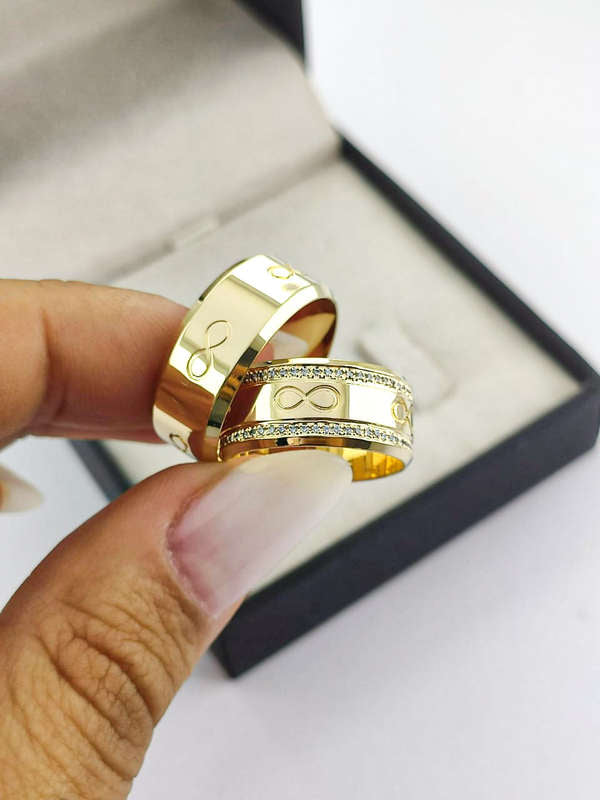 Aliança em Ouro 18k Reto com Frisos 8mm com 80 Brilhantes