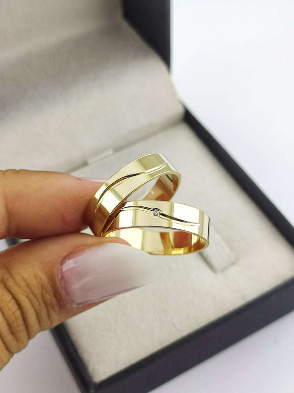 Aliança em Ouro 18k Reto com Friso 5mm com 1 Brilhante