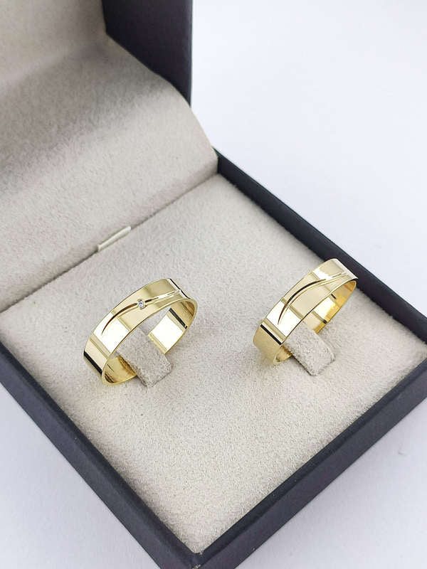 Aliança em Ouro 18k Reto com Friso 5mm com 1 Brilhante