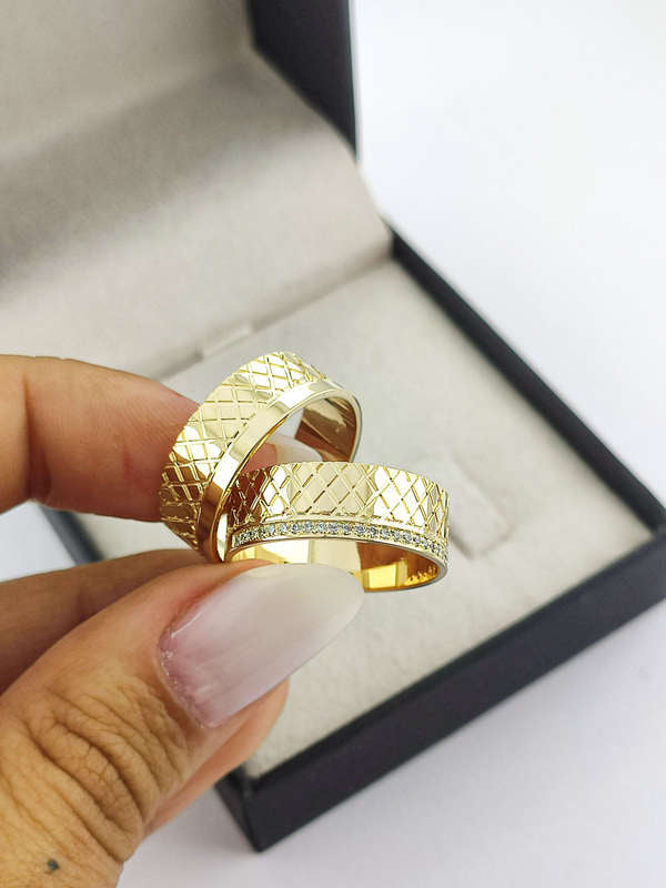 Aliança em Ouro 18k Reto Texturizado com Frisos 7mm com 25 Brilhantes
