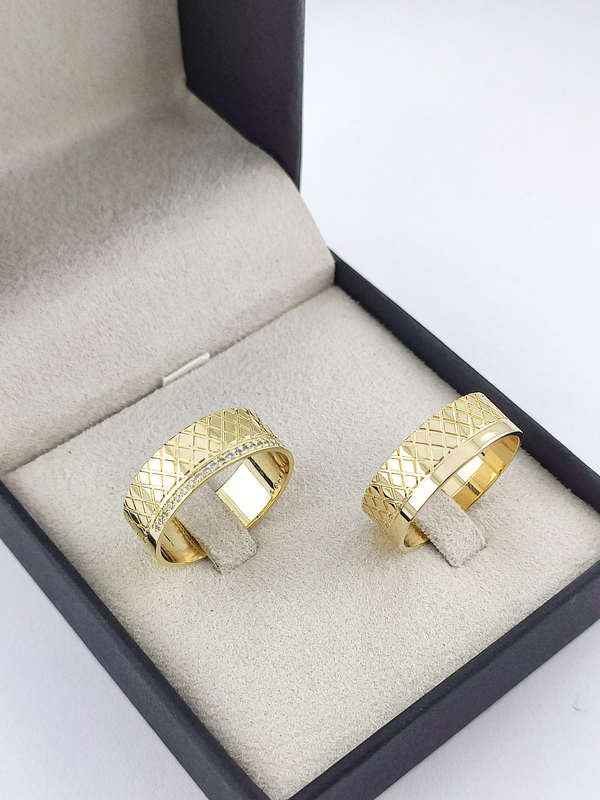 Aliança em Ouro 18k Reto Texturizado com Frisos 7mm com 25 Brilhantes