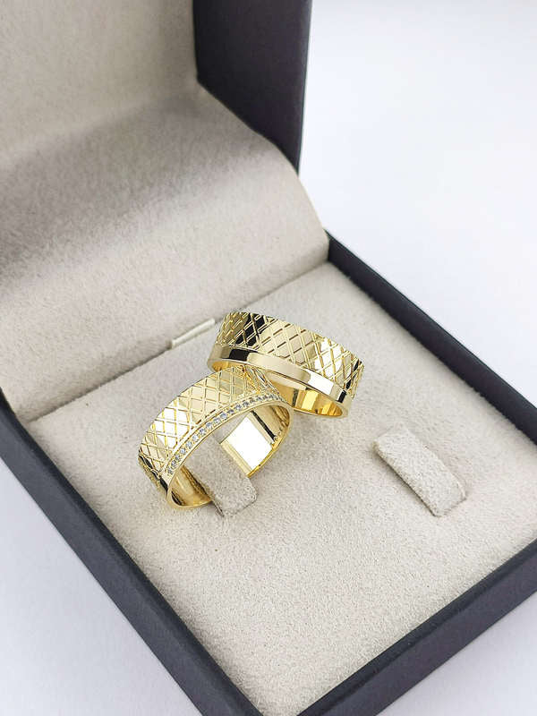 Aliança em Ouro 18k Reto Texturizado com Frisos 7mm com 25 Brilhantes