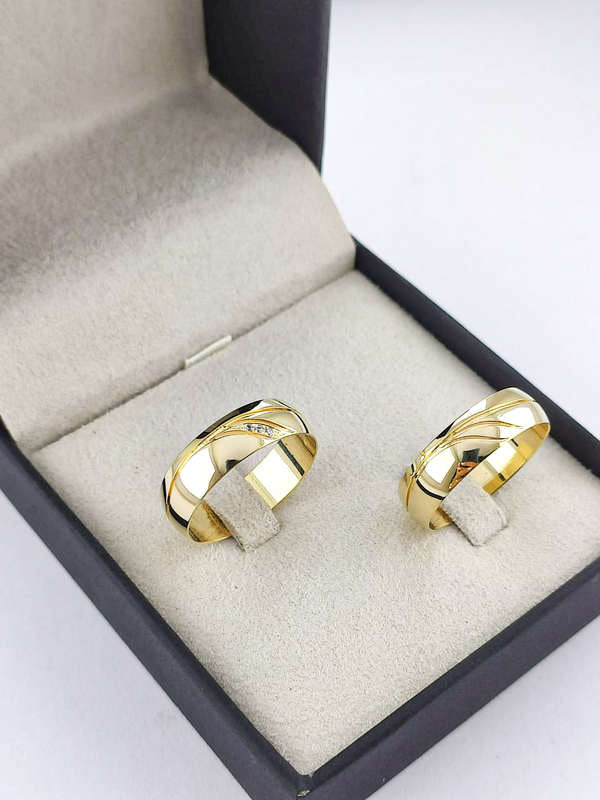 Aliança em Ouro 18k Abaulado com Frisos 6mm com 3 Brilhantes