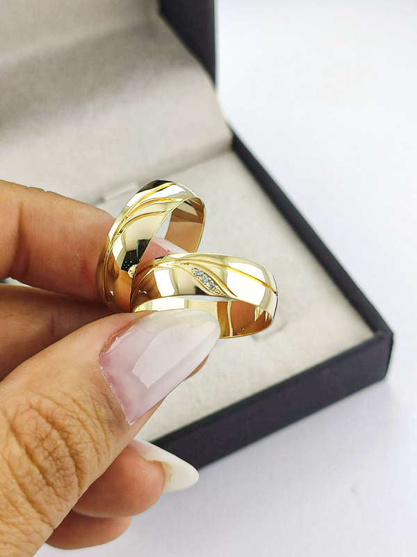 Aliança em Ouro 18k Abaulado com Frisos 6mm com 3 Brilhantes