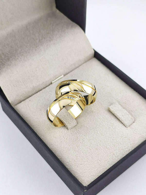 Aliança em Ouro 18k Abaulado com Frisos 6mm com 3 Brilhantes
