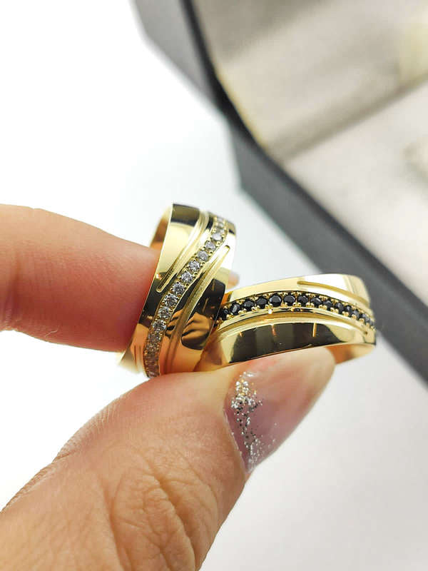 Aliança em Ouro 18k Abaulado com Frisos 7mm com 100 Brilhantes