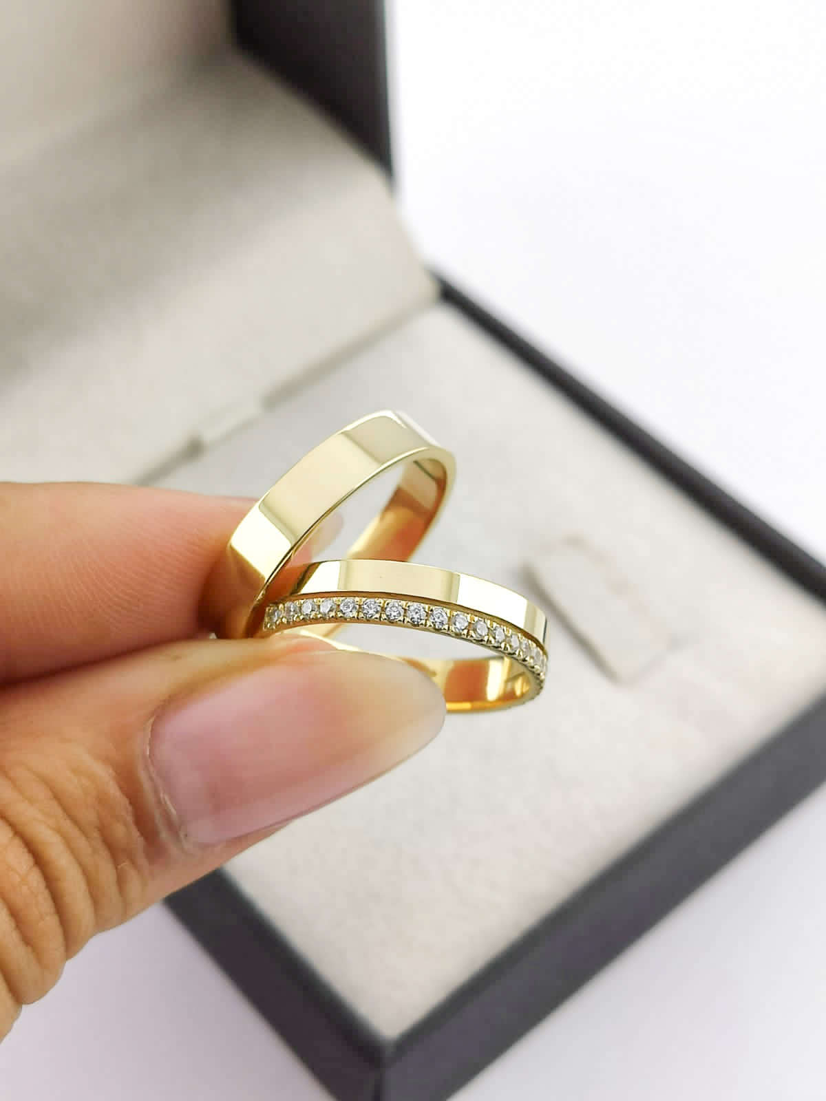 Aliança em Ouro 18k Reto com Frisos 4mm com 20 Brilhantes