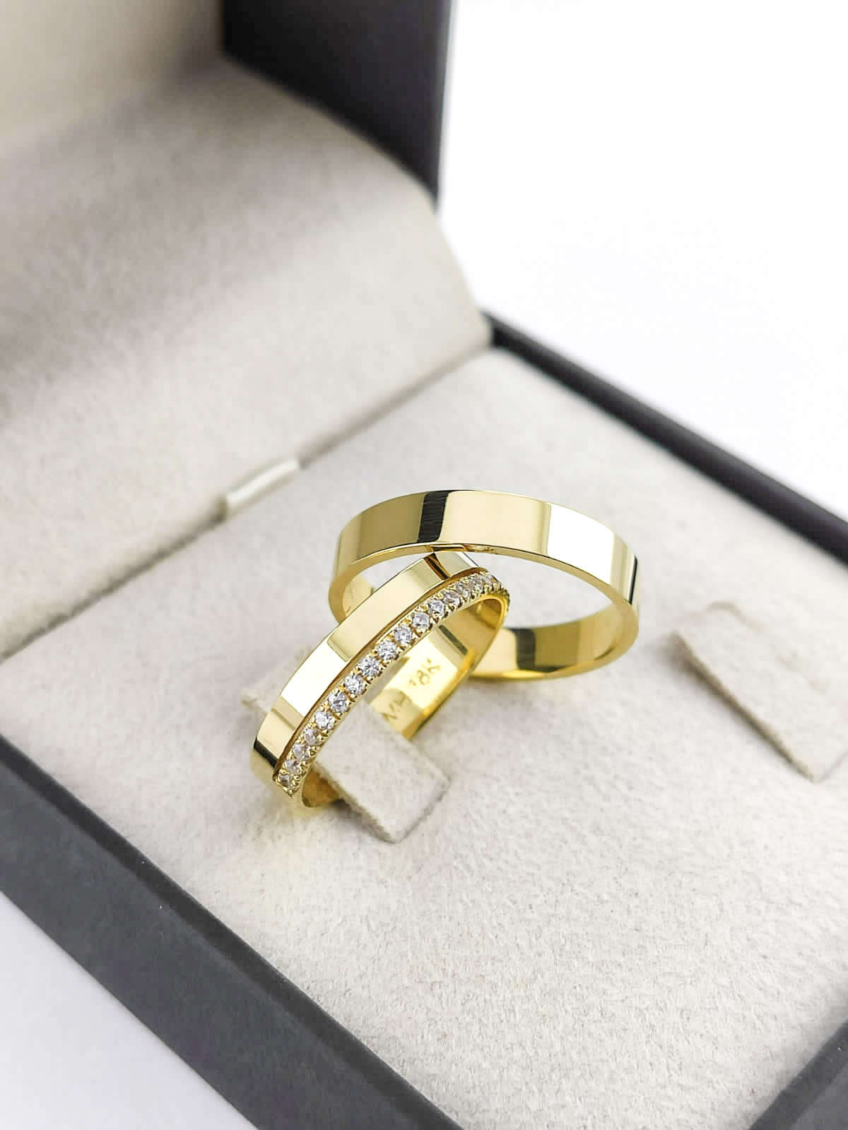 Aliança em Ouro 18k Reto com Frisos 4mm com 20 Brilhantes