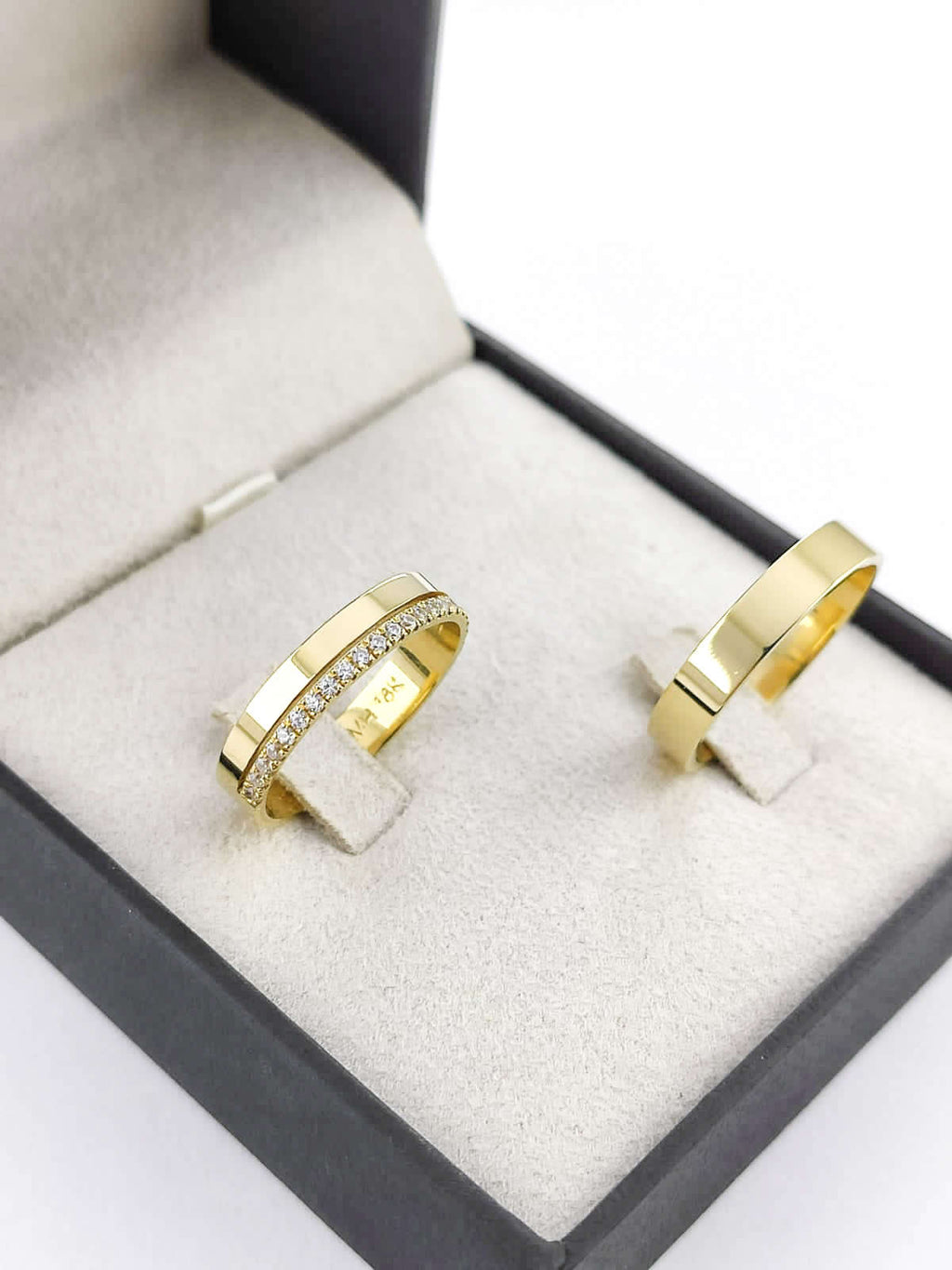 Aliança em Ouro 18k Reto com Frisos 4mm com 20 Brilhantes