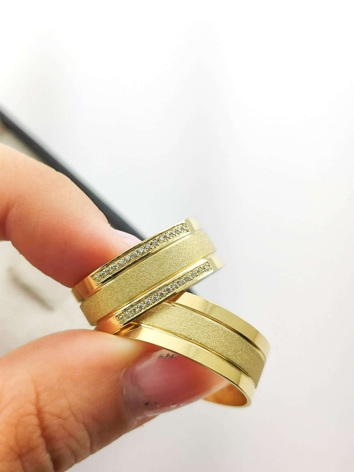 Aliança em Ouro 18k Reto Texturizado com Frisos 8mm com 30 Brilhantes