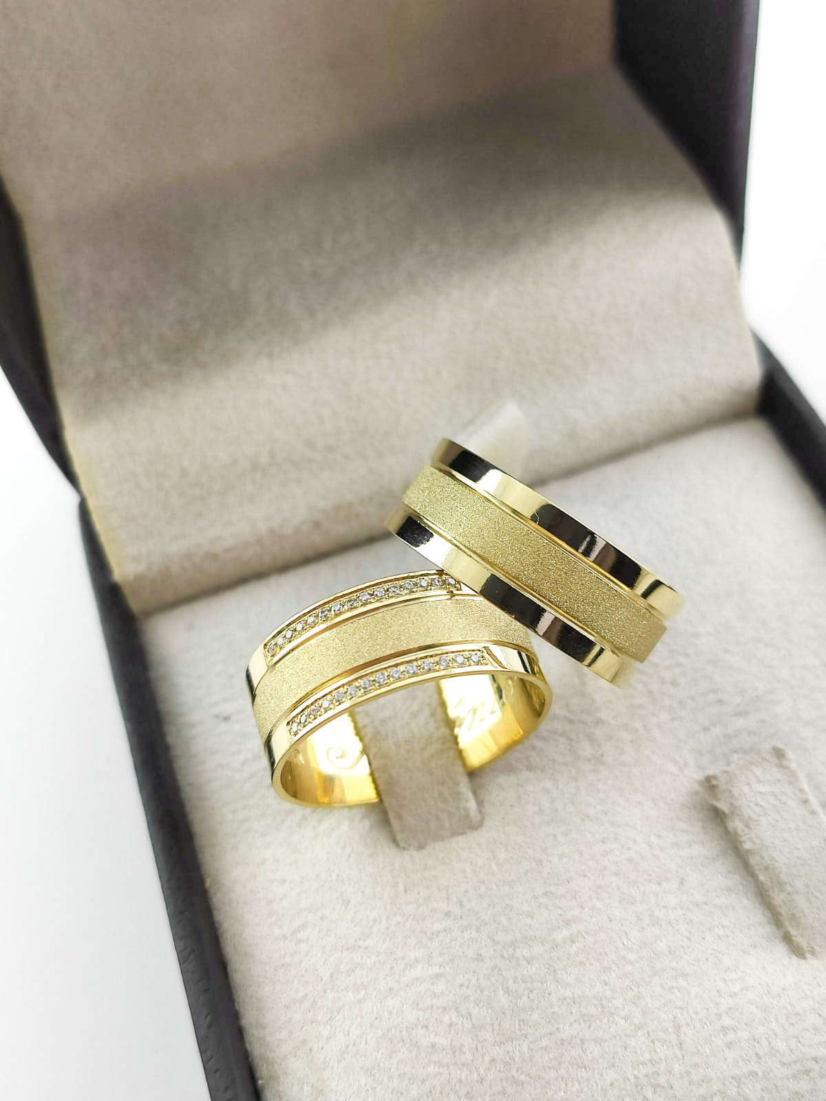 Aliança em Ouro 18k Reto Texturizado com Frisos 8mm com 30 Brilhantes