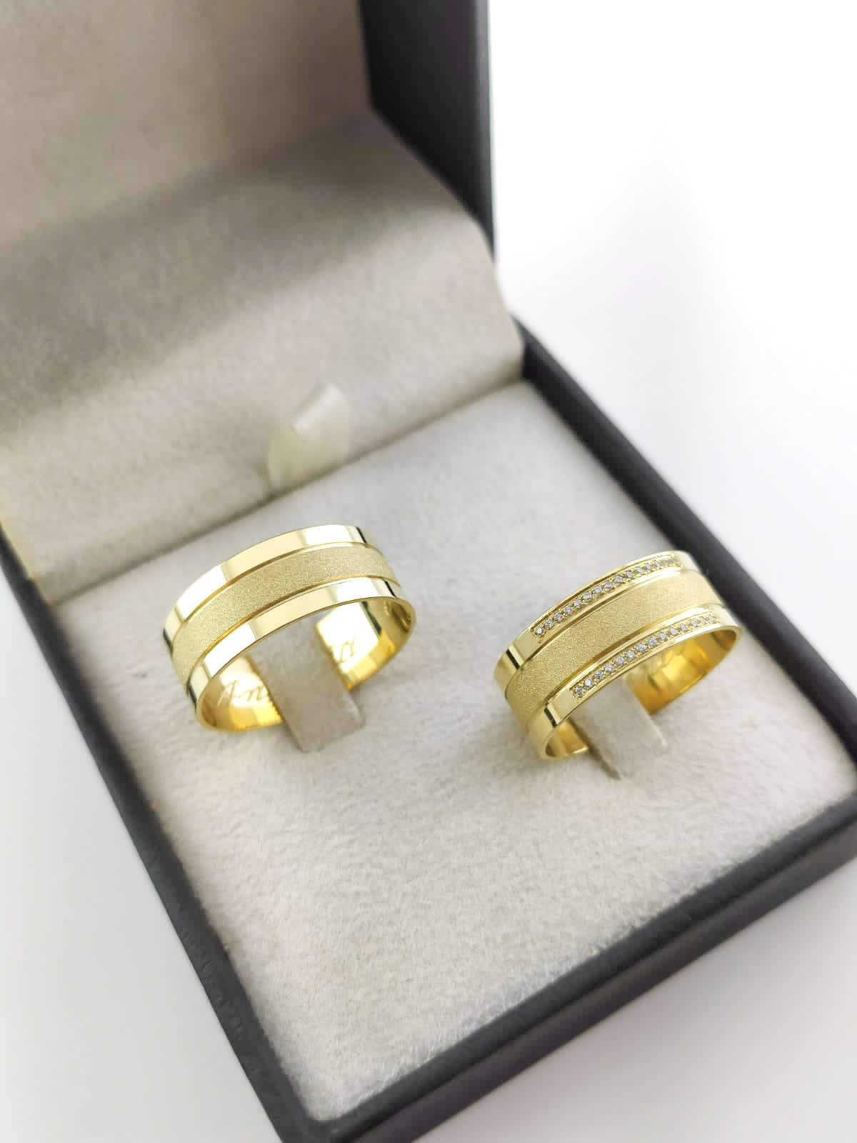 Aliança em Ouro 18k Reto Texturizado com Frisos 8mm com 30 Brilhantes