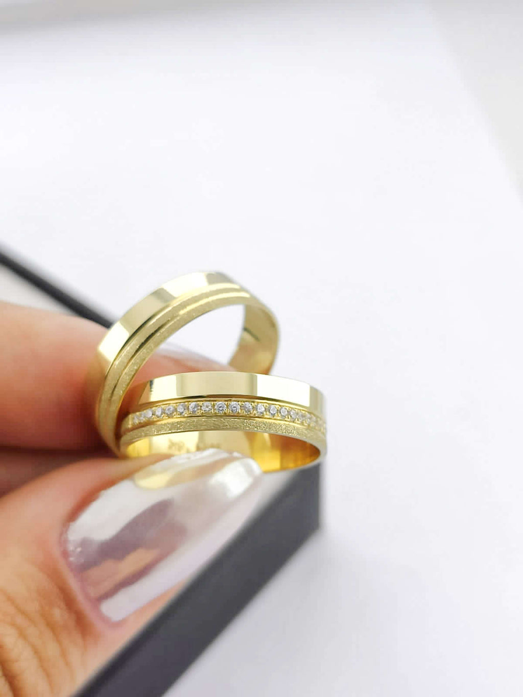 Aliança em Ouro 18k Reto com Frisos 5mm com 15 Brilhantes