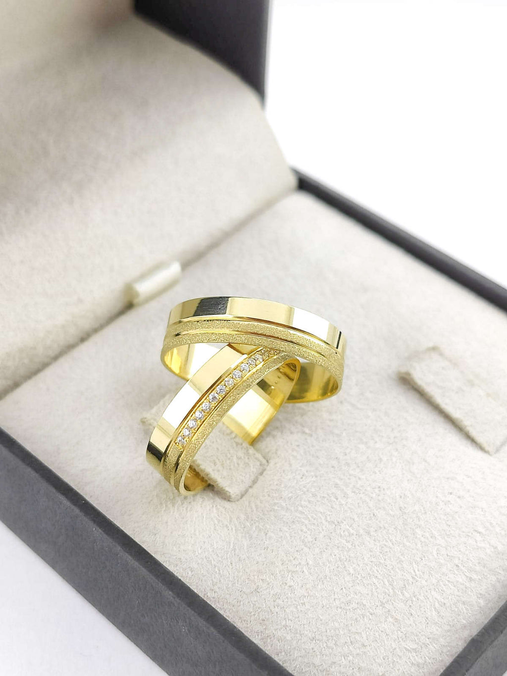 Aliança em Ouro 18k Reto com Frisos 5mm com 15 Brilhantes