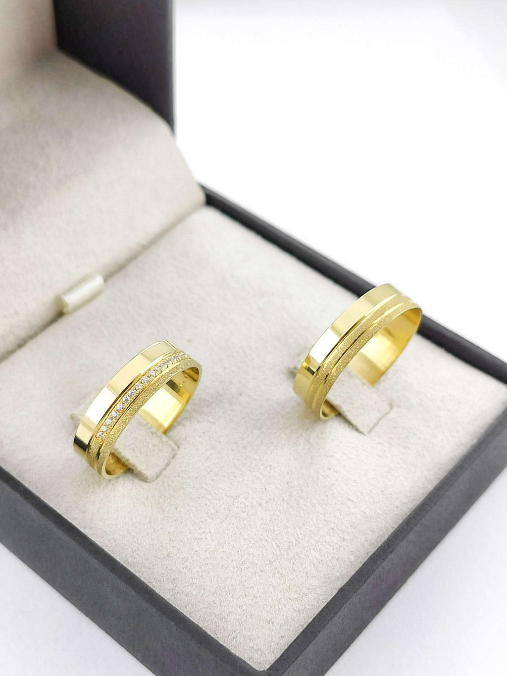 Aliança em Ouro 18k Reto com Frisos 5mm com 15 Brilhantes