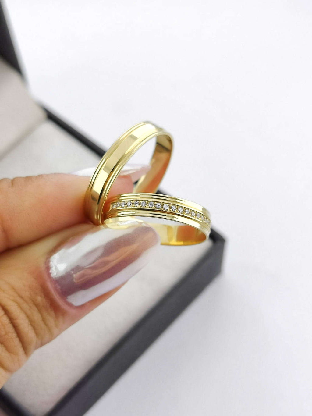Aliança em Ouro 18k Reto com Frisos 4mm com 20 Brilhantes