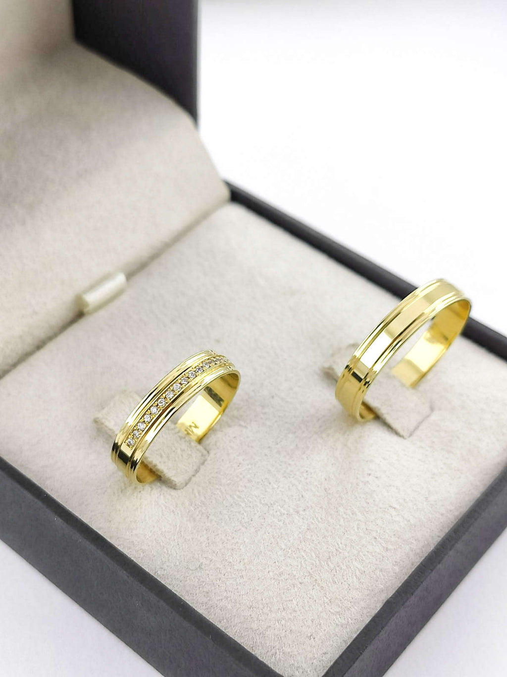 Aliança em Ouro 18k Reto com Frisos 4mm com 20 Brilhantes