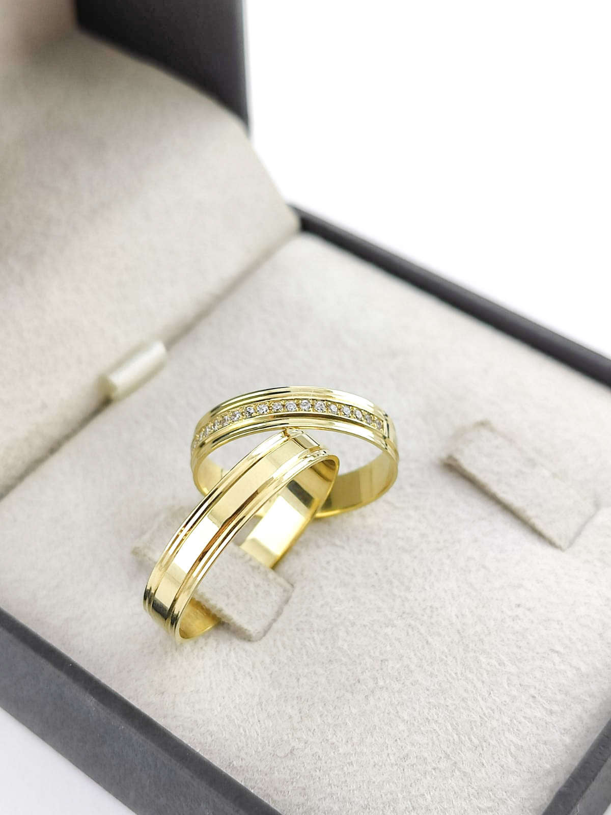Aliança em Ouro 18k Reto com Frisos 4mm com 20 Brilhantes