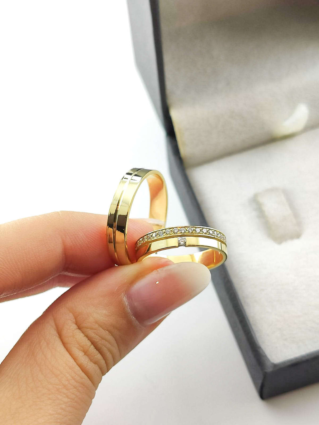 Aliança em Ouro 18k Reto com Frisos 4mm com 1 Brilhante central + 20 Brilhantes no aro