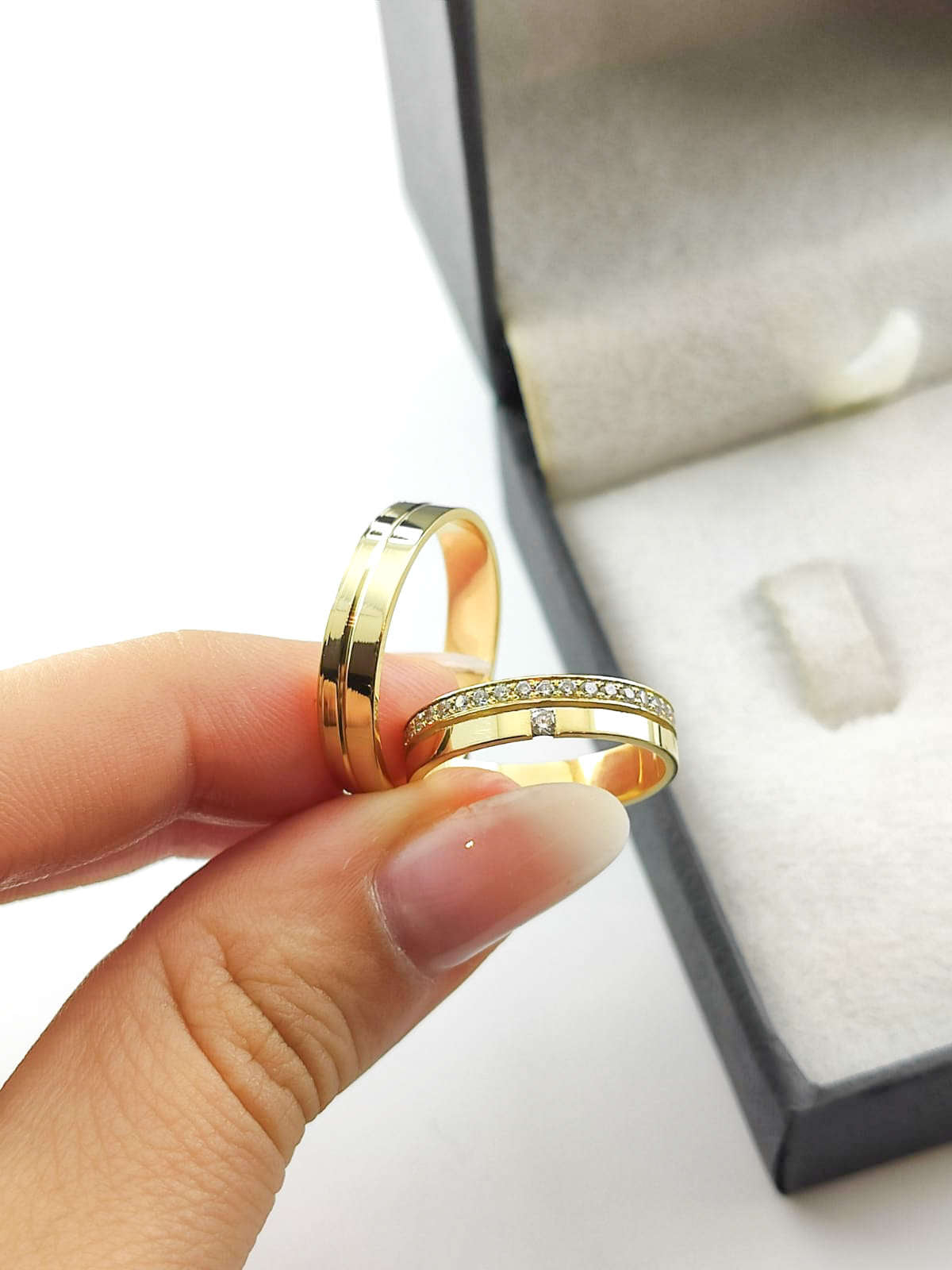 Aliança em Ouro 18k Reto com Frisos 4mm com 1 Brilhante central + 20 Brilhantes no aro