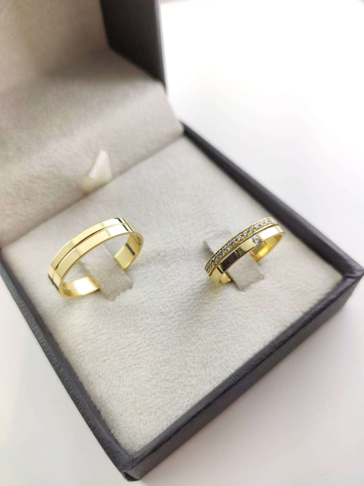 Aliança em Ouro 18k Reto com Frisos 4mm com 1 Brilhante central + 20 Brilhantes no aro