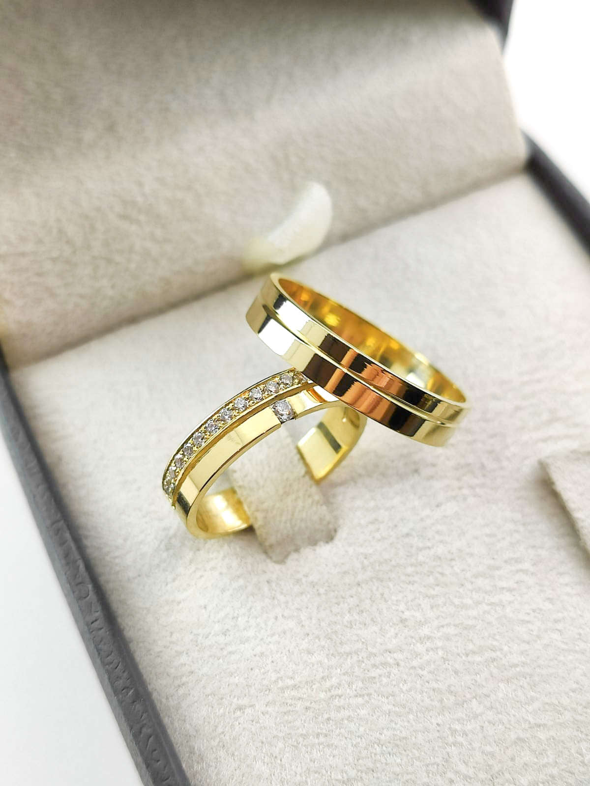 Aliança em Ouro 18k Reto com Frisos 4mm com 1 Brilhante central + 20 Brilhantes no aro