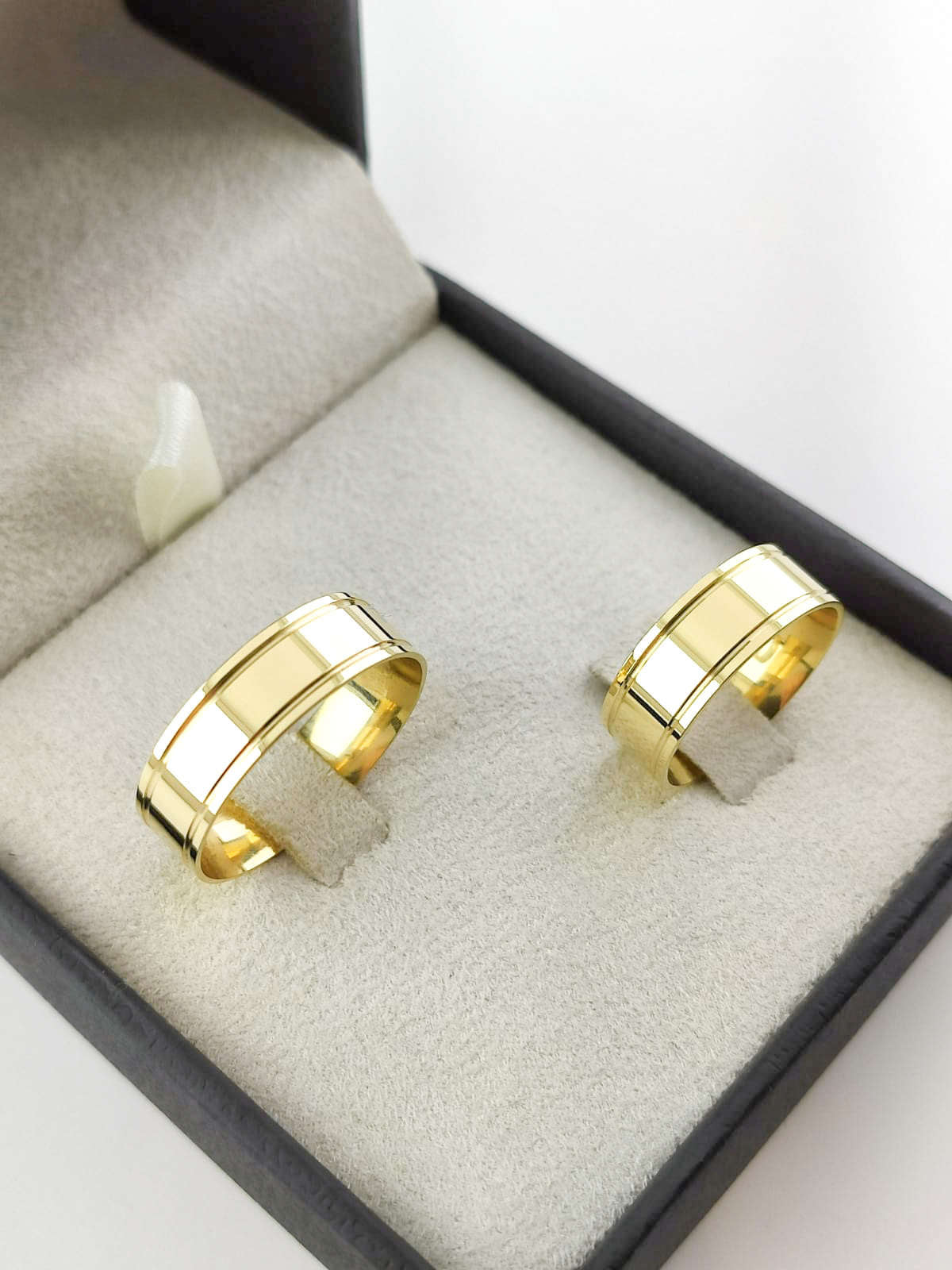 Aliança em Ouro 18k Reto com Frisos 6mm