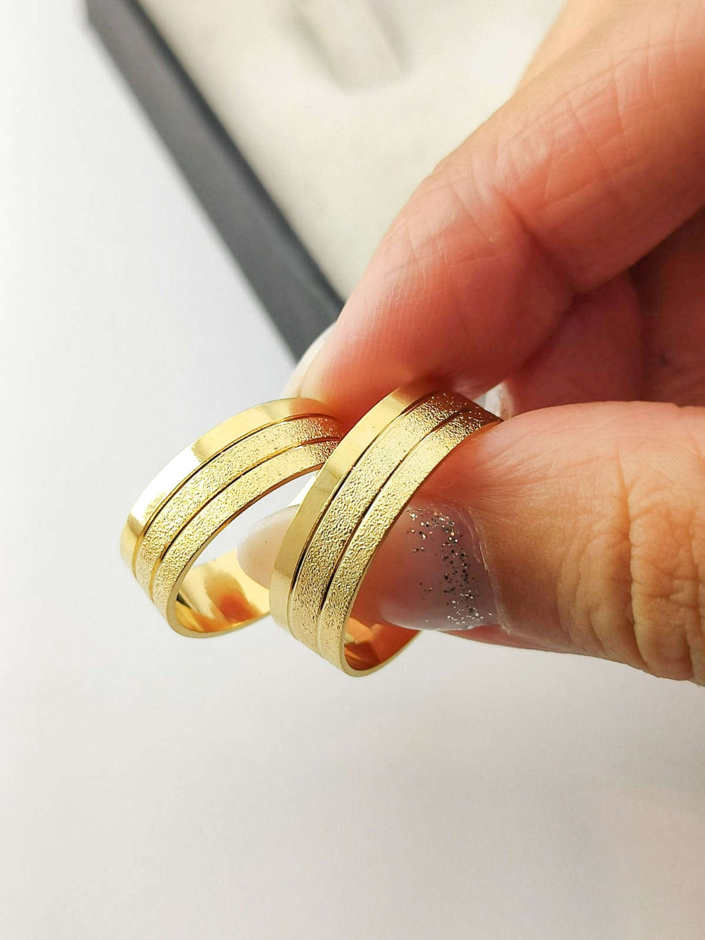 Aliança em Ouro 18k Reto Texturizado com Frisos 6mm