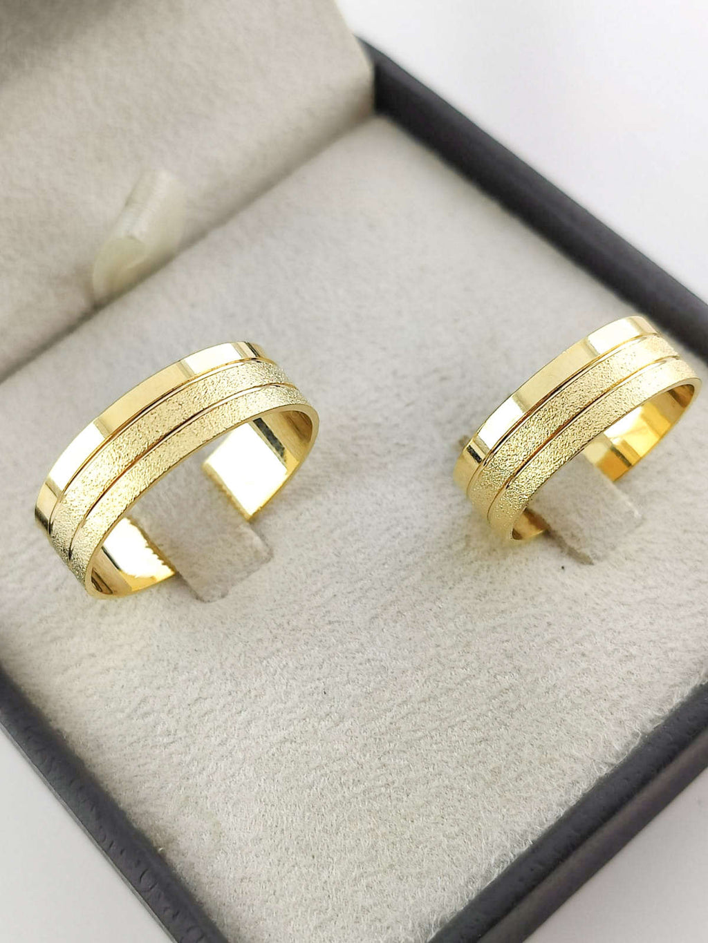 Aliança em Ouro 18k Reto Texturizado com Frisos 6mm