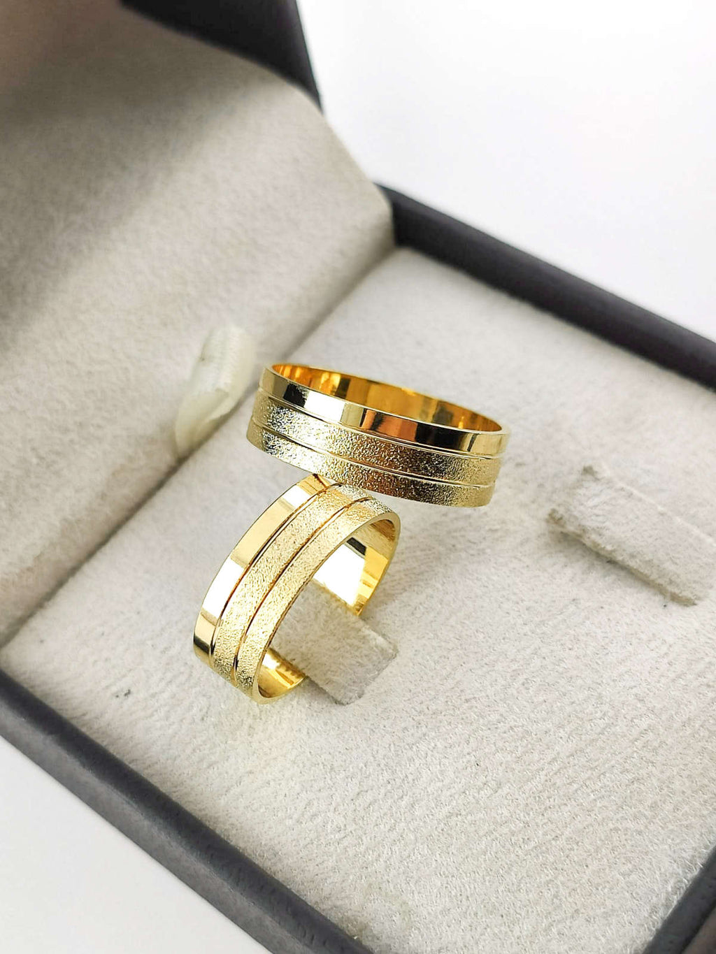 Aliança em Ouro 18k Reto Texturizado com Frisos 6mm