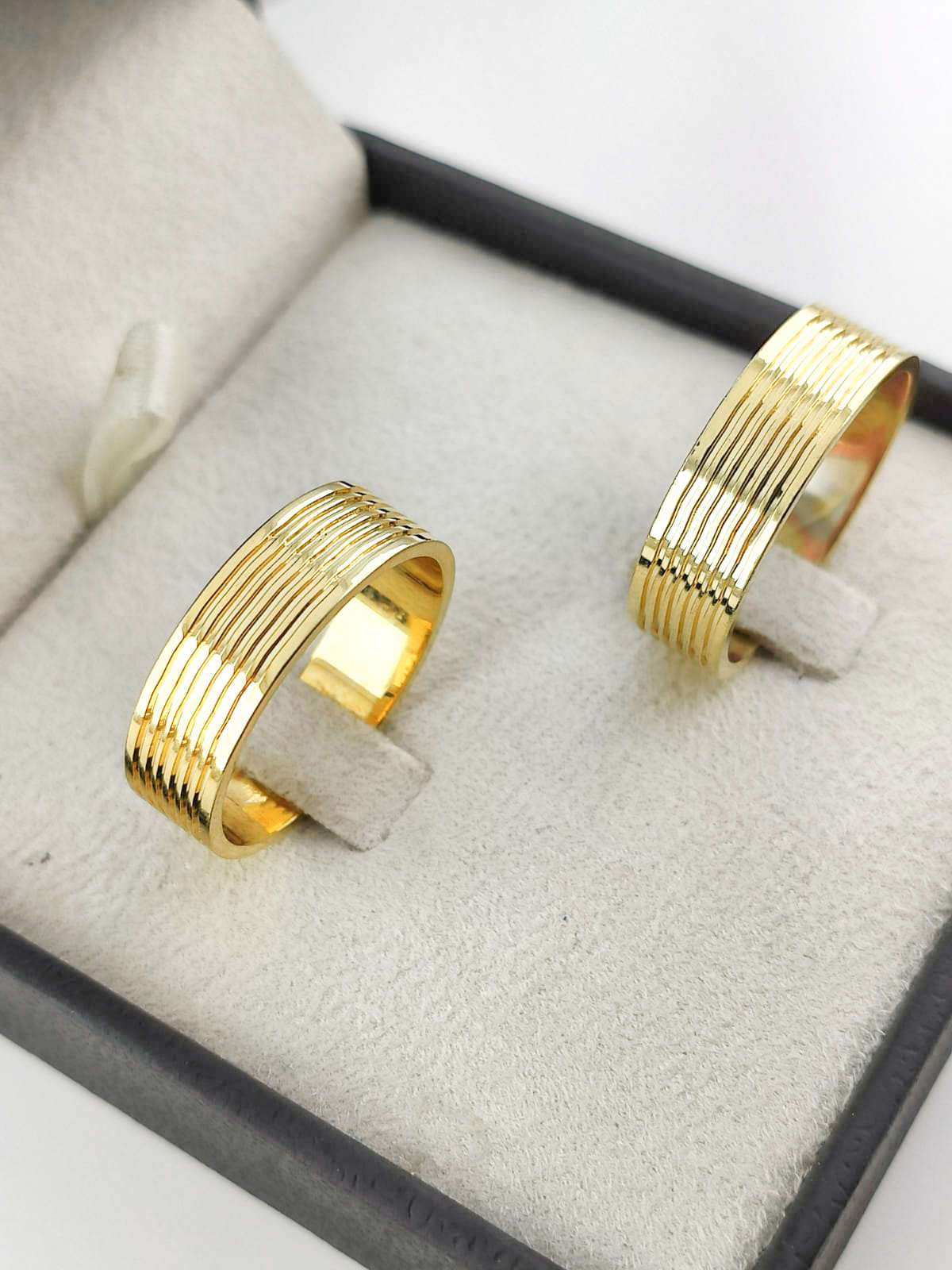 Aliança em Ouro 18k Reto com Linhas 7mm